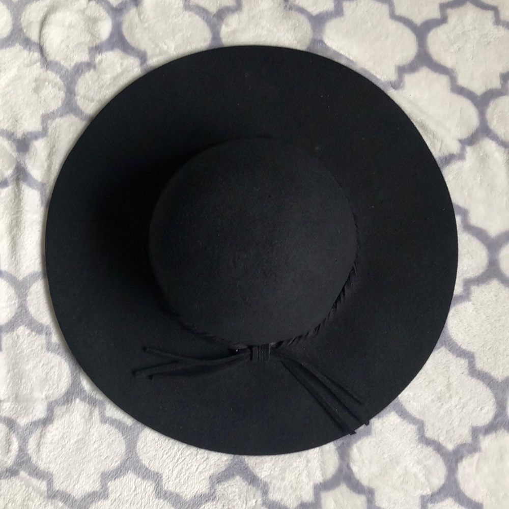 Black floppy hat